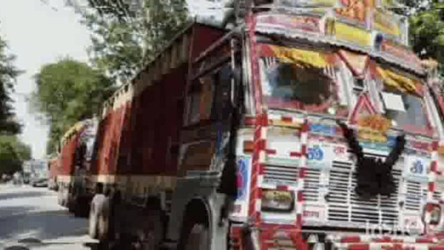 अवैध खनन मामले में चार ट्रक जब्त; परिवहन दंड की राशि लगभग बारह लाख 