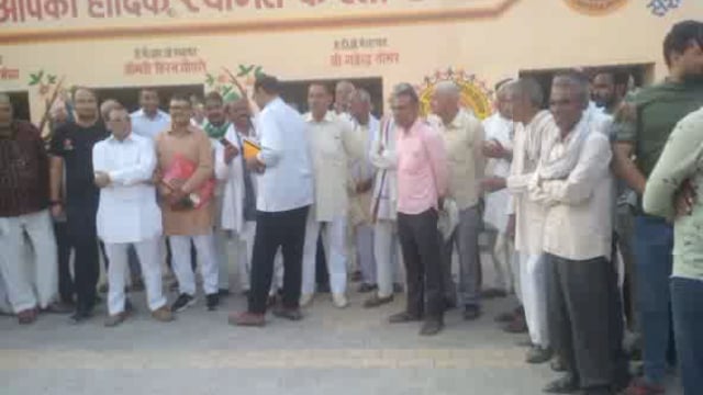 मगोर्रा में हुई महापंचायत में दो नाबालिग को बताया निर्दोष पुलिस मारपीट मामले