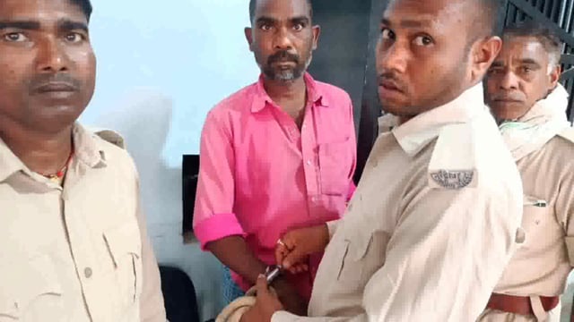 सूरजगढ़ा पुलिस के द्वारा 10 लीटर देसी महुआ शराब के साथ एक शराब कारोबारी को भेजा गया जेल