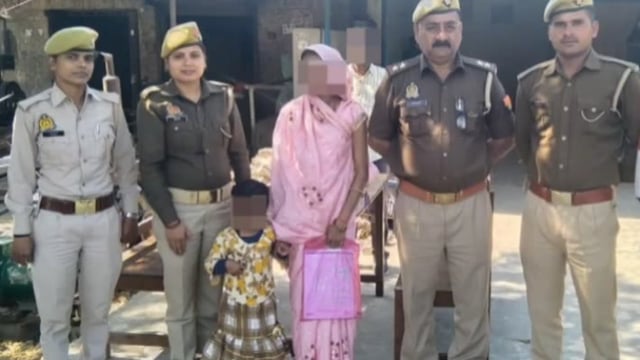 थाना इटवा एण्टी रोमियो टीम द्वारा माता-पिता से बिछड़ी 03 वर्षीय बच्ची को उसके माता पिता को किया गया सुपुर्द।