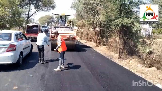 राया एक्सप्रेस-वे कट रोड पर चल रहा नई सड़क बनाने का कार्य।