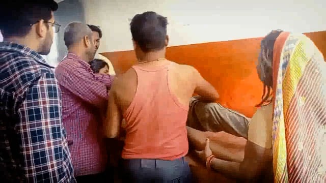 खेमीचक गांव में धूरखेल खेलने के क्रम में सड़क किनारे खड़े युवक पर पलटा ऑटो