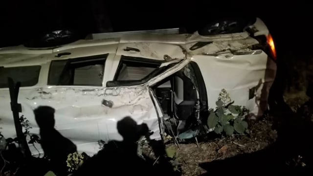 देर रात महादेव चौराहे के पास तेज रफ्तार स्कॉर्पियो अनियंत्रित होकर पलटी दो लोगों को आई चोटें