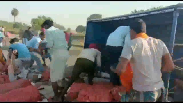 आलू के साथ शराब से भरी पीक अप पलटा, स्थानीय लोगों ने लूट ली शराब