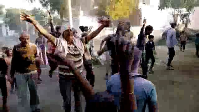 ग्रामीण क्षेत्र में होली की मस्ती: एक दूसरे को गुलाल लगा दी बधाई