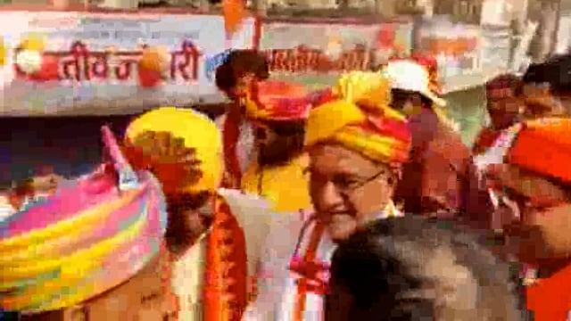 उत्तर प्रदेश मुख्यमंत्री योगी आदित्यनाथ ने खेली फूलों की होली, शोभा यात्रा में हुए शामिल, 
देश वासियों को शुभकामनाएं