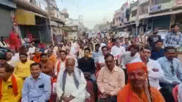 नगर पंचायत इटवा चौराहे पर भाजपा द्वारा आयोजित किया गया होली मिलन समारोह पूर्व बेसिक शिक्षा मंत्री सतीश द्विवेदी रहे मौजू