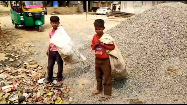 जसपुरा कस्बें में दो नाबालिक बच्चों का कूड़ा बिनते हुए वीडियो हुआ सोशल मीडिया में वायरल