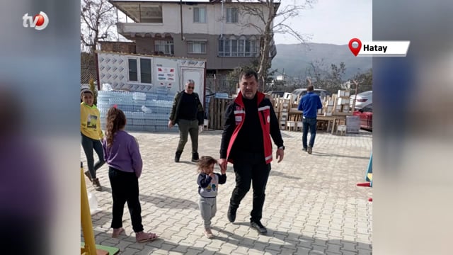 Kırmızı Yelekliler Depremzedelerin Yanında