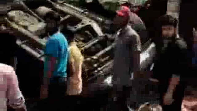 तेज रफ्तार स्कार्पियो दुकान में घुसकर पल्टी, घायलों को ईलाज के लिए भेजा