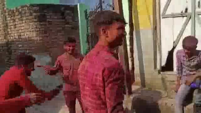 अनोखी होली:आपस में जूता चप्पल मार होली मनाने का विडियो हुआ वायरल 
