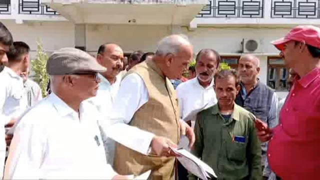 डुमरियागंज सांसद जगदंबिका पाल ने अपने आवास पर क्षेत्र की जनता जनार्दन की सुनी समस्या