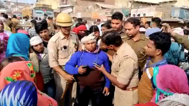 नौहझील में पुरानी रंजिश को लेकर हुई मारपीट आधा दर्जन घायल महिला की मौत आक्रोशित ग्रामीणों ने किया रोड जाम