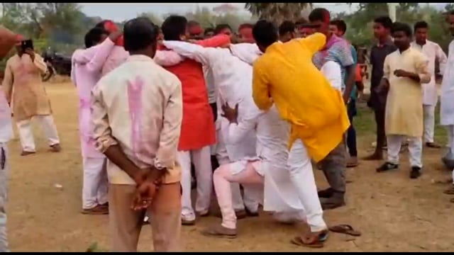 मटका फोड़ कार्यक्रम का हुआ आयोजन, लोगों में बड़ा उत्साह का माहौल