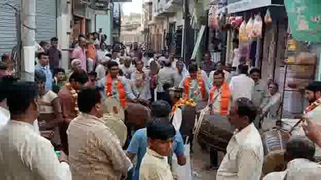 


बहसूमा व्यापार मंडल बहसूमा मेरठ द्वारा बहसूमा नगर में  तिलहनडी  के पर्व पर के दिन होली यात्रा निकाली गई 