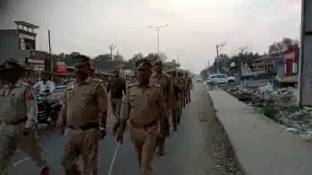 थाना शिव नगर डीडई पुलिस द्वारा थाना क्षेत्र में शांति व्यवस्था बनाए रखने हेतु कस्बा डीडई करही तिलौली में किया पैदल गस्त