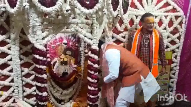 मध्य प्रदेश के मुख्यमंत्री शिवराज सिंह चौहान पत्नीसहित धार्मिक यात्रा पर गोवर्धन पहुंचे और दानघाटी मंदिर के किये दर्शन