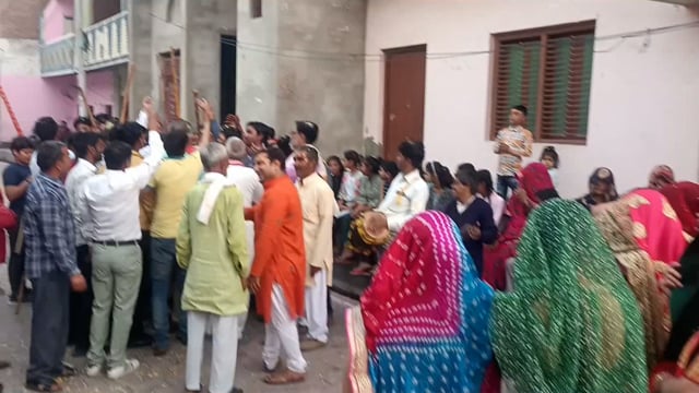 मटके तिवारी मोहल्ला में हुआ हुरंगा लेडीजो  ने मारी लाठियां