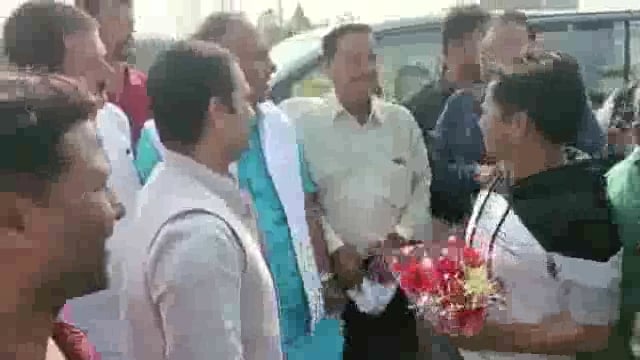 लखीमपुर खीरी: जनपद पहुंचे फिल्म अभिनेता राजपाल यादव पदाधिकारियों ने किया स्वागत