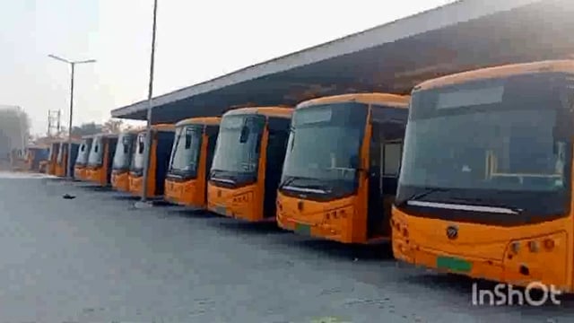 समान वेतन की मांग को लेकर ई बस चालकों ने वृन्दावनमें काम बंद हड़ताल की