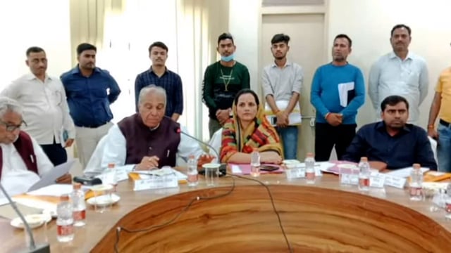 जिला पंचायत सभागार में जिला पंचायत सदस्यों कि क्षेत्र के विकास कार्यों कि वसमस्याओं को लेकर की गई बैठक