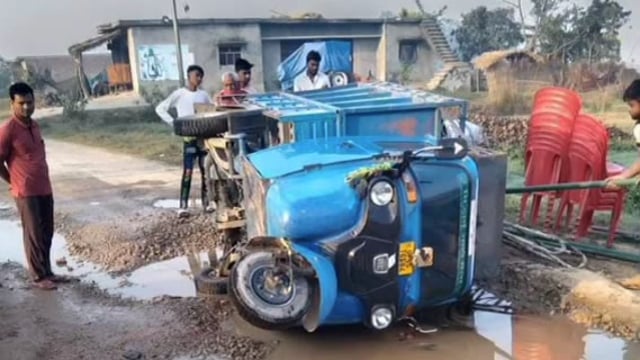 रमवापुर बेलवा मार्ग के ओझाजोत में पलटी टेंपो चालक को आई चोटें