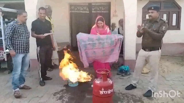 सूरजगढ़ा-गैस सिलेंडर में आग लगने पर मॉक ड्रिल के माध्यम से बचाव हेतु आम लोगों को दी गई जानकारी