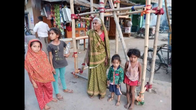  पलक झपकते ही उड़ जाते हैं प्रेमी पंछी, 4 बच्चों की मां प्रेमी संग फरार 

