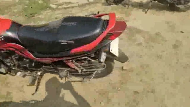 एक दारोगा जी रवानगी के समय चोरी की मोटर साइकिल ले जाने का आरोप, उक्त बाइक पर भर रहे फर्राटे