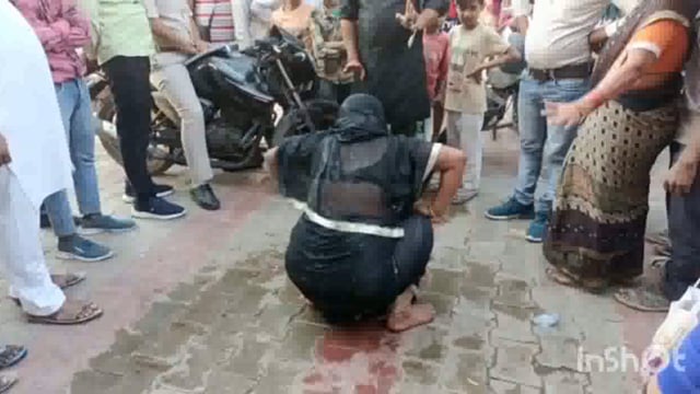 शराब के नशे में बीच रोड पर महिला का हाई वोल्टेज ड्रामा राहगीरों की लगी भीड़