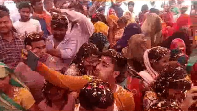 माटके बंसीवट में कृष्ण की कीड़ा स्थली में खेली गई लड्डू व फूलों की होली