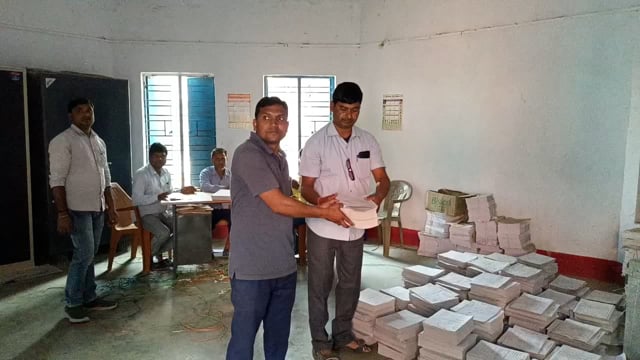 बीआरसी भवन में वार्षिक परीक्षा को लेकर शिक्षकों के बीच किया गया, प्रश्नपत्रों का वितरण।