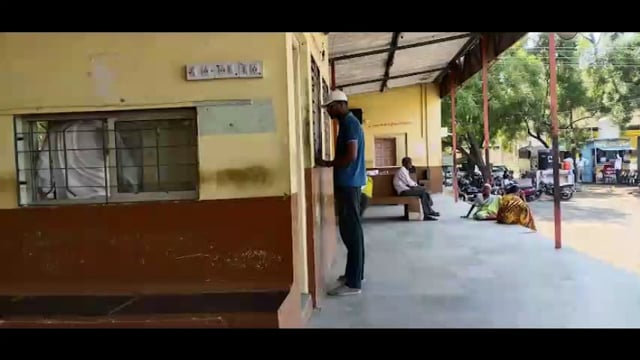 चालक पतीला सुट्टी न दिल्याने आजारी पत्नीने आगार प्रमुखाच्या दालनासमोर अंथरून टाकून आंदोलन सुरू


