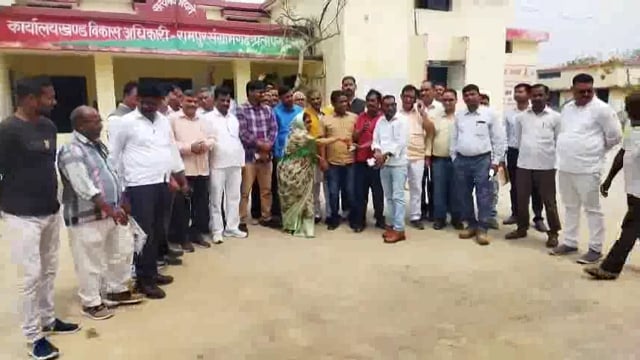 ब्लाक रामपुर संग्रामगढ़ मे होली मिलन समारोह, बीडीओ ईं0 अश्विनी सोनकर ने गुलाल लगाकर दी होली की बधाइयाँ