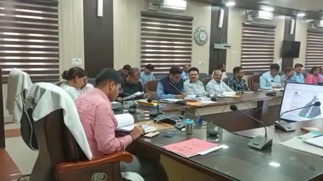  सभागार बहजोई में जिला अधिकारी की अध्यक्षता में मुख्यमंत्री के विकास प्राथमिकता कार्यक्रमों की समीक्षा बैठक का हुआ आयोजन