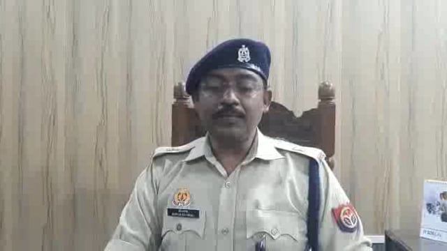 संभल थाना नखासा के ग्राम सलारपुर कला में बुजुर्ग महिला का शव मिलने के सम्बन्ध में जानकारी देते अपर पुलिस अधीक्षक