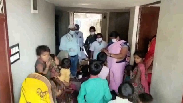 लखीसराय-सूरजगढ़ा प्रखंड के खावा चंद्र टोला में चिकन पॉक्स मिलने की जानकारी मिलने पर स्वास्थ्य विभाग की टीम पहुंची