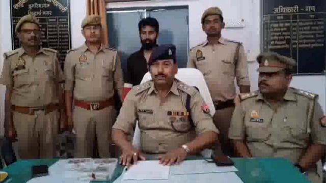 डुमरियागंज पुलिस को मिली बड़ी सफलता एटीएम बदलकर पैसे चुराने वाले आरोपी युवक को बैदोला चौराहे से किया गिरफ्तार