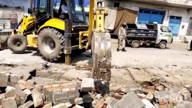 मथुरा वृंदावन नगर निगम की टीम ने बुलडोजर चलाकर कबाड़ीयों के हटवाये अवैध कब्जे