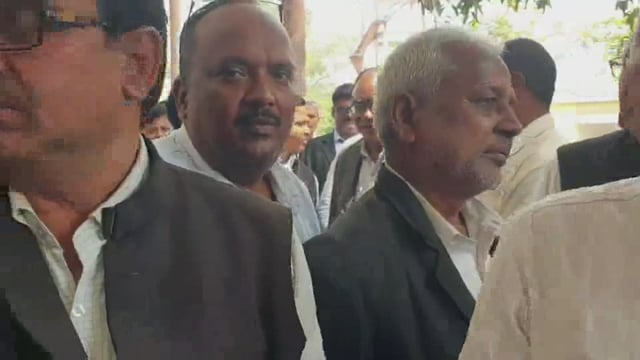 मऊ मोहम्मदाबाद तहसील में एसडीएम के खिलाफ नारे लगाते हुए वकील