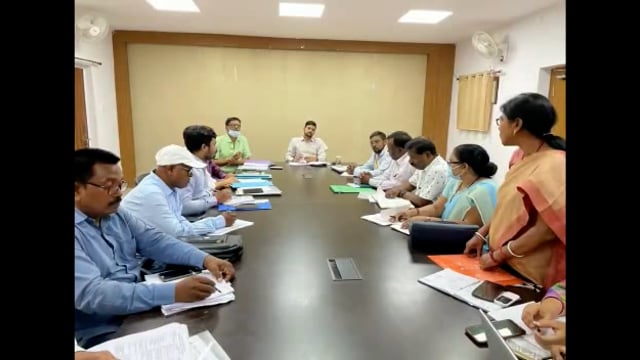 खबर का असर! वायरल विडियो पर डीएम ने राजस्व कर्मचारी को किया निलंबित 