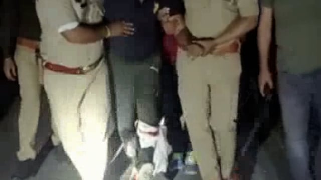 शातिर लुटेरे और छाता पुलिस के बीच हुई मुठभेड़ बदमाश के पैर में लगी गोली हुआ घायल