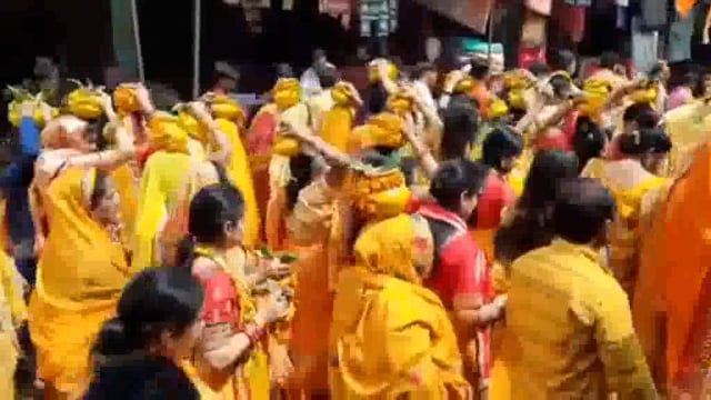 गोंडा :श्रीमद् भागवत कथा शुभारंभ को लेकर निकाली गई कलश यात्रा