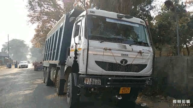 नवादा खनन विभाग की टीम ने एक ओवरलोड बालू से लदा हाइवा को पकड़कर सिरदला पुलिस को सौंपा