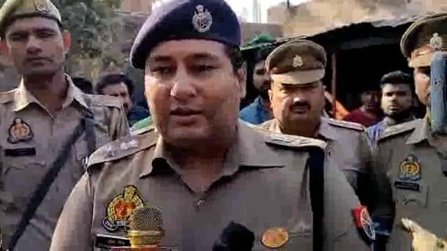 जनपद संभल के थाना चन्दौसी क्षेत्रान्तर्गत एक पुजारी की हत्या होने के सम्बन्ध में जानकारी देते पुलिस अधीक्षक सम्भल |