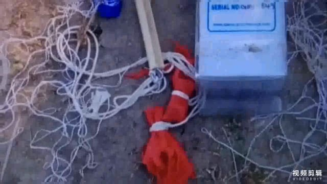 आसमान से जमीन पर गिरा लाल रंग का गुब्बारा तथा मशीन लोगों में मची अफरा तफरी