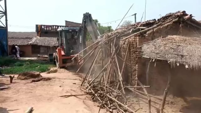 सूरजगढ़ा-कजरा थाना क्षेत्र के लक्ष्मीनिया गांव मैं रास्ते को अतिक्रमण से मुक्त कराया गया