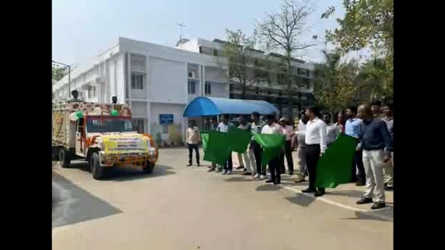 जिला पदाधिकारी ने सभी प्रखंडों में चापाकलों की मरम्मती दल को हरी झंडी दिखाकर किया रवाना 