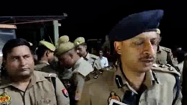  चंदौसी क्षेत्रान्तर्गत कोल्ड स्टोरेज में हुए हादसे की स्थिति के सम्बन्ध में जानकारी देते पुलिस उपमहानिरीक्षक मुरादाबाद 