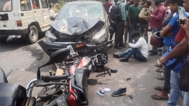 इटवा बिस्कोहर मार्ग के सेमरी कपिया नकटी मोड़ पर अनियंत्रित बाइक सवार ने कार को मारी टक्कर एक युवक की हालत गंभीर